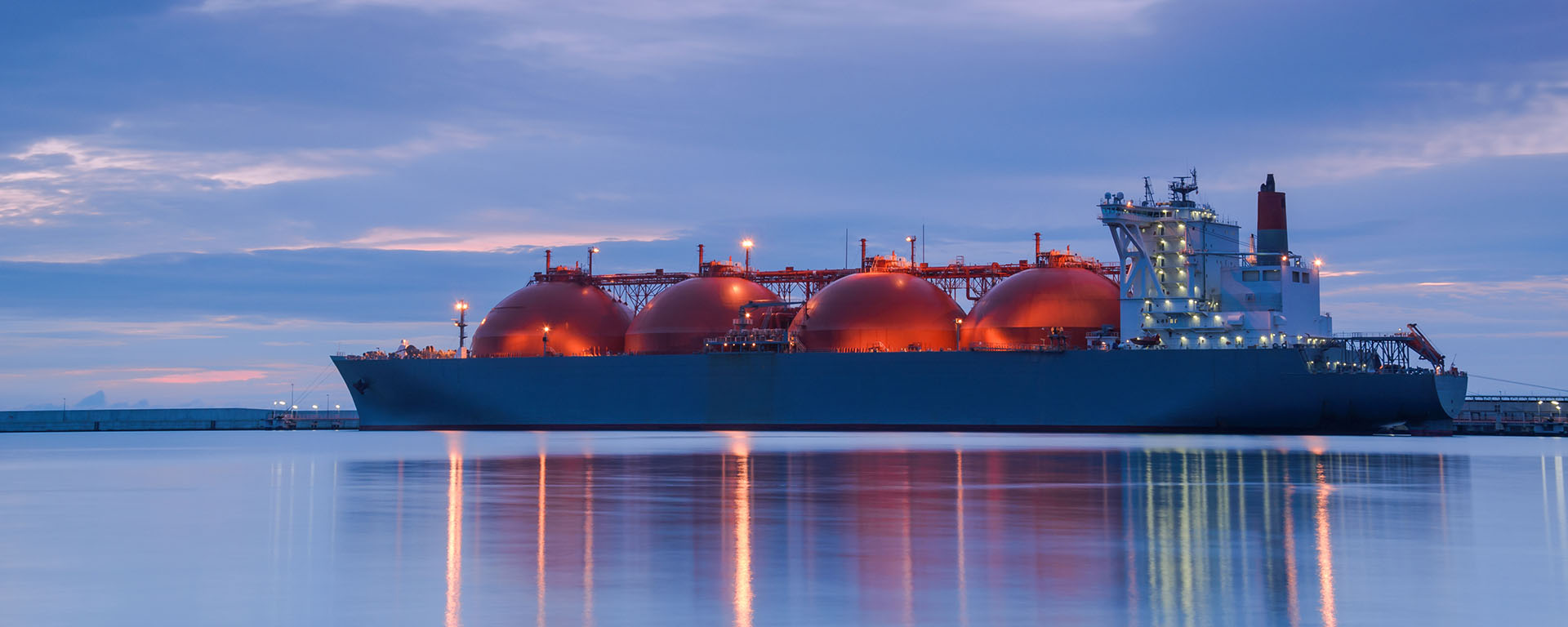 Marine natural gas plant with barge.